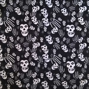 دستمال سرو گردن مدل black skull